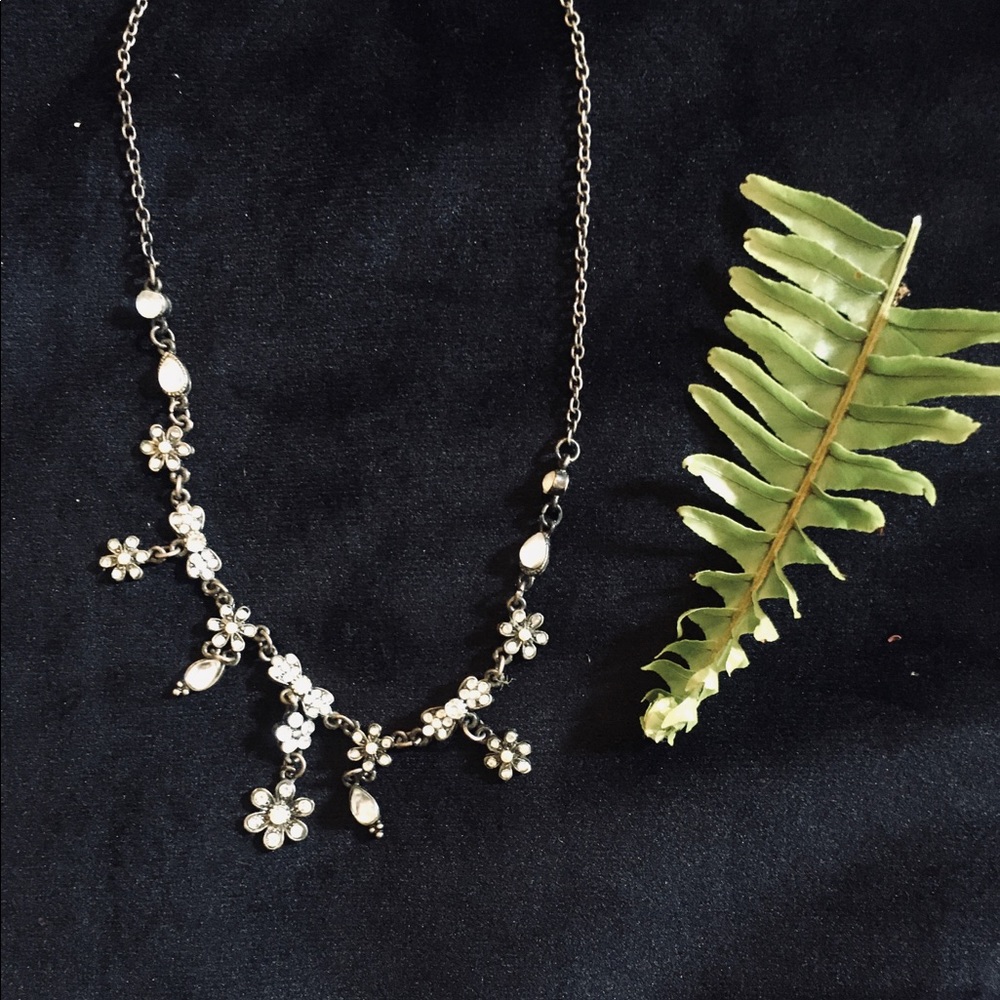 Dainty flower necklace 🌼